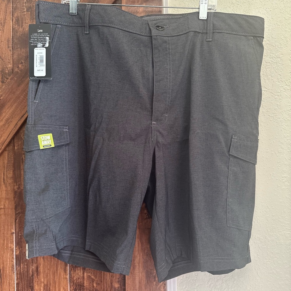 Lee Men's Charcoal Grey Cargo Shorts. Size 42 NWT